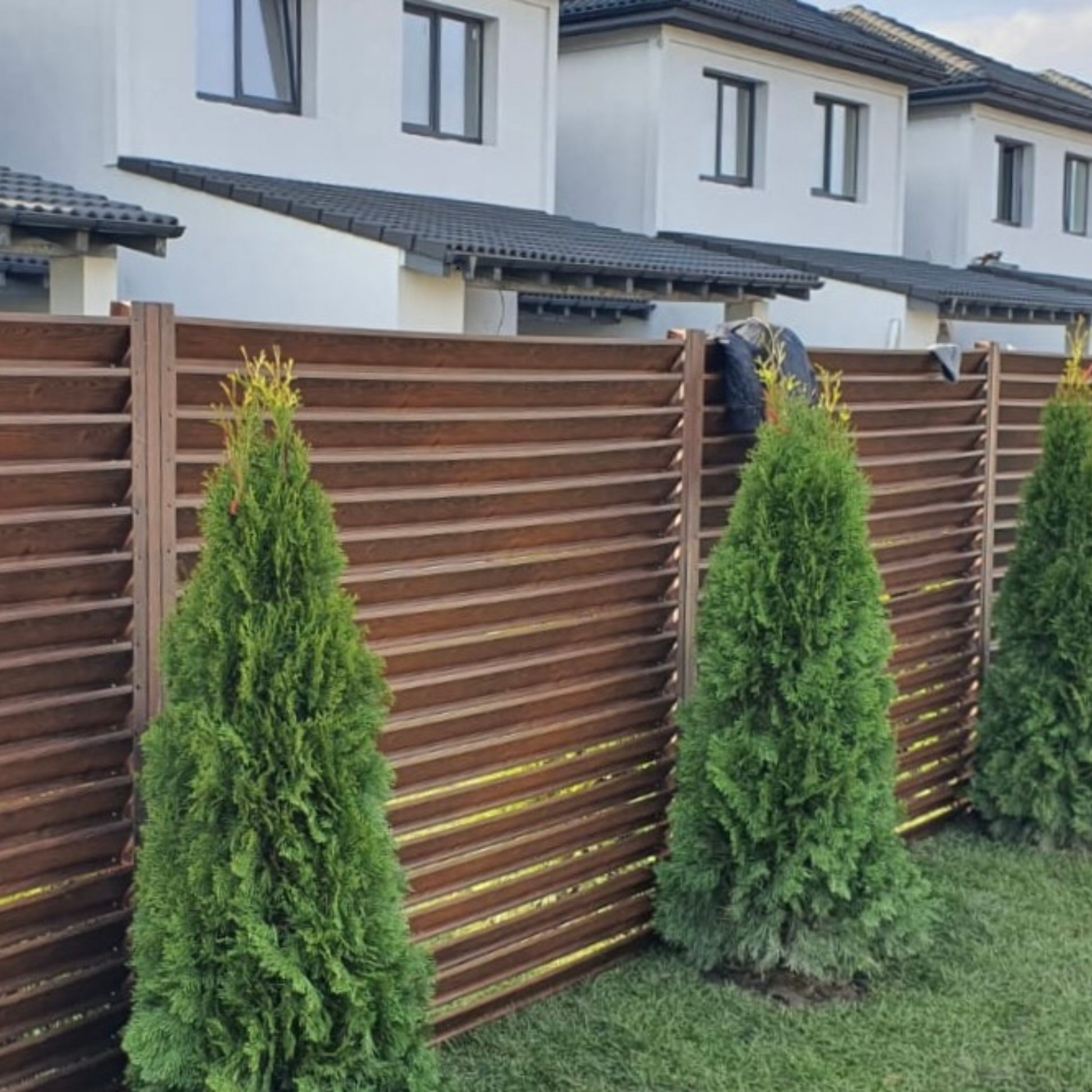 Prim-plan al modelului SIGMA Gard Jaluzele cu finisaj de Imitație Lemn DUBLU în culoare Mahon Dublu, disponibil pe www.jaluzelegard.ro, fabricat de Top Profil Sistem.