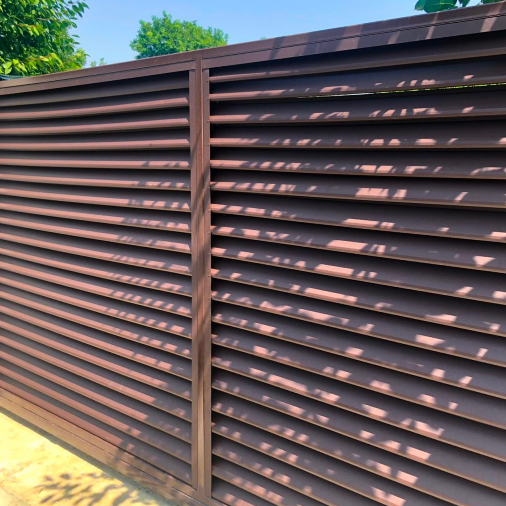 Prim-plan al modelului SIGMA Gard Jaluzele cu finisaj de Mat în culoare Maro Ciocolata RAL 8017, disponibil pe www.jaluzelegard.ro, fabricat de Top Profil Sistem.