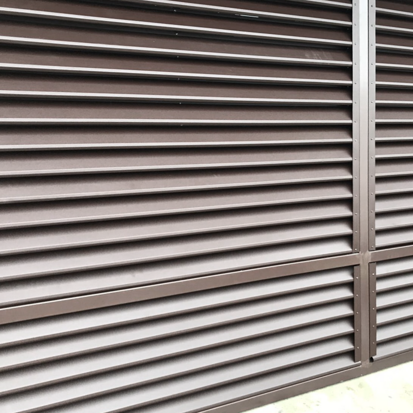 Prim-plan al modelului SIGMA Gard Jaluzele cu finisaj de Mat Dublu în culoare Maro Espresso Dublu RAL 8019, disponibil pe www.jaluzelegard.ro, fabricat de Top Profil Sistem.