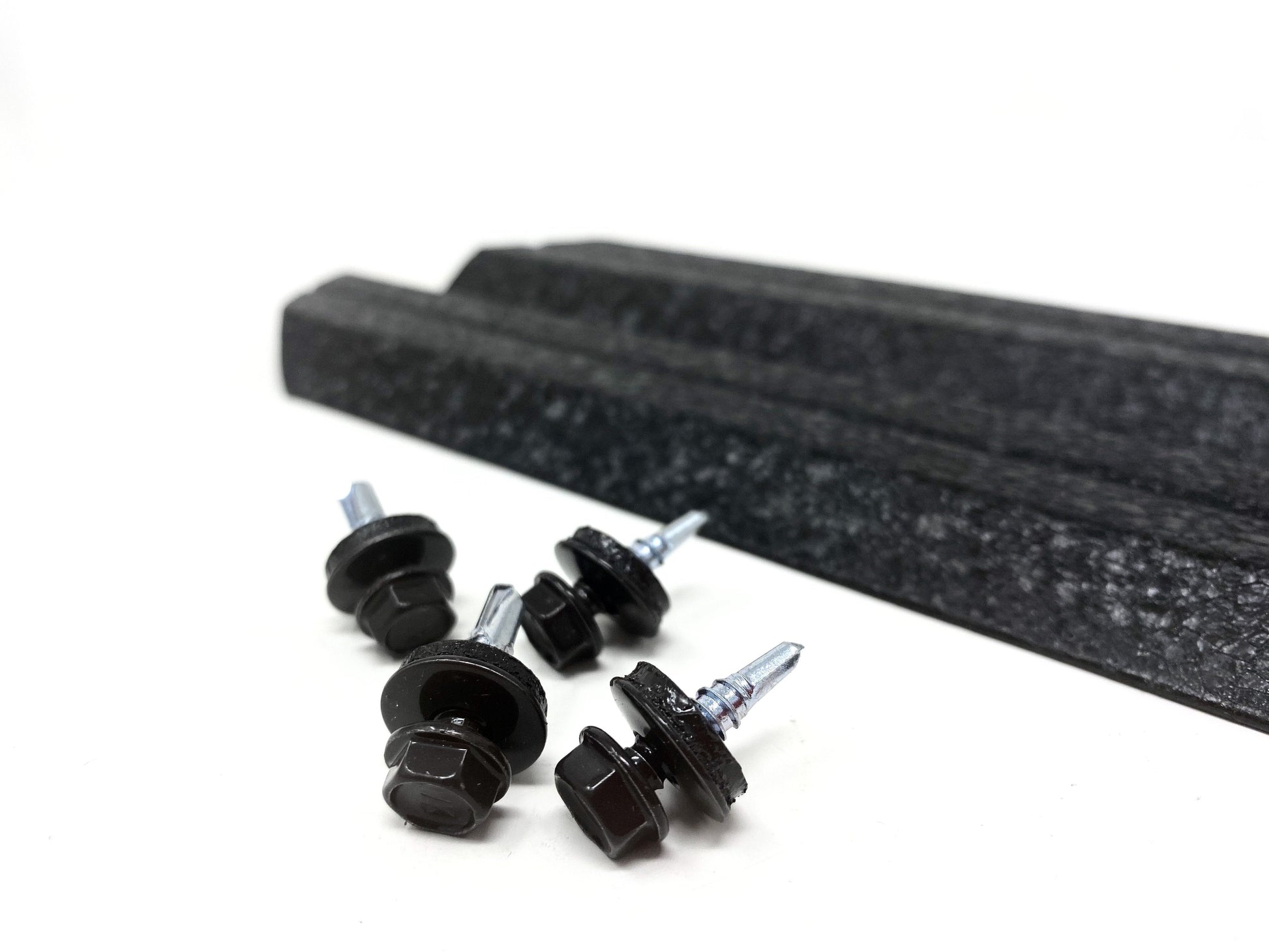 Prim-plan al modelului TISA Sipca Metalica cu finisaj de Hi-Mat în culoare Negru de Noapte, RAL 9005, disponibil pe www.sipca.ro, fabricat de Top Profil Sistem.