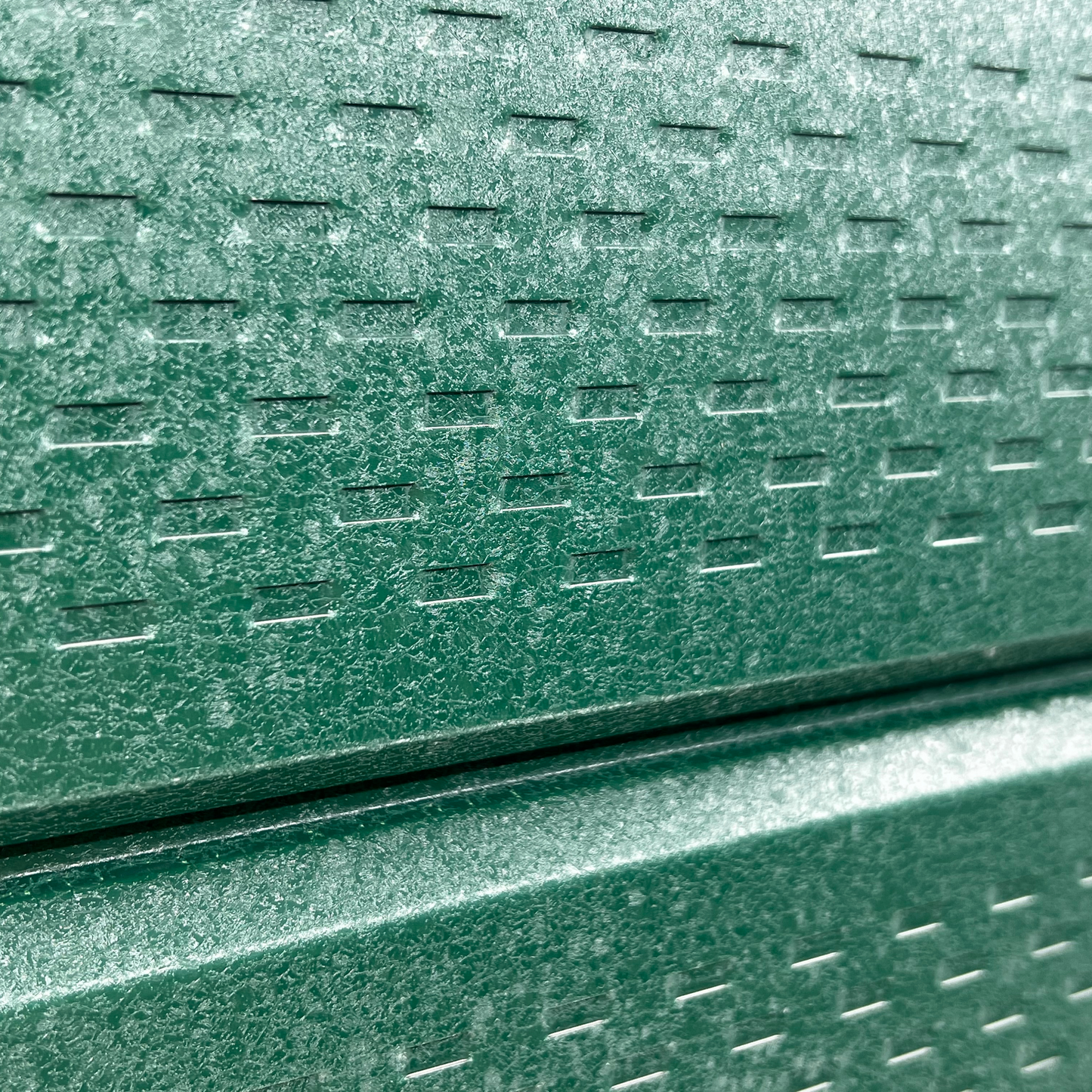 Lambriu Metalic Perforat Saturn, Verde Pin RAL 6005