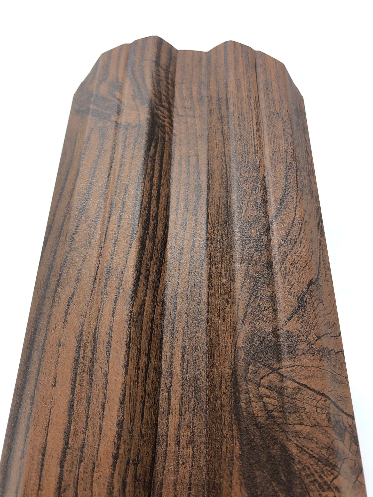 Prim-plan al modelului TISA Sipca Metalica cu finisaj de Imitație Lemn Dublu în culoare Mahon Dublu, disponibil pe www.sipca.ro, fabricat de Top Profil Sistem.