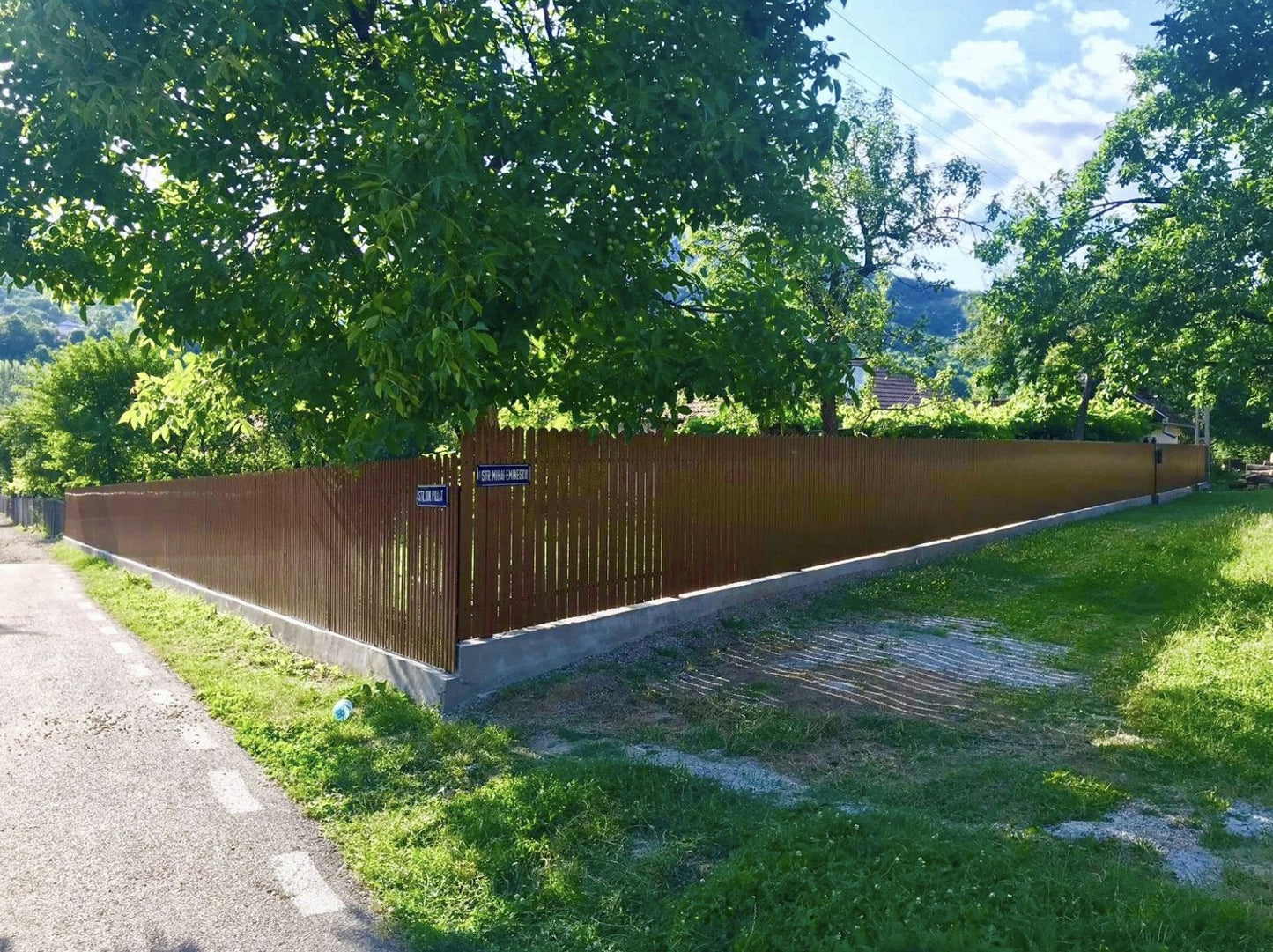 Prim-plan al modelului TISA Sipca Metalica cu finisaj de Imitație Lemn în culoare Nuc Striat, disponibil pe www.sipca.ro, fabricat de Top Profil Sistem.