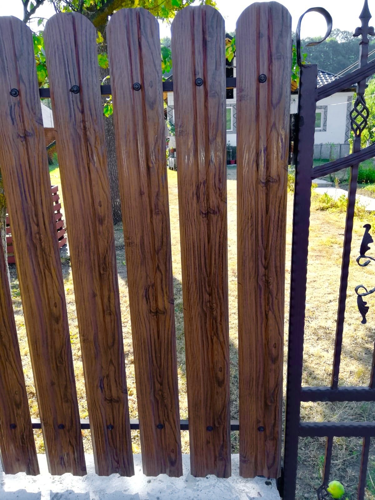 Prim-plan al modelului TISA Sipca Metalica cu finisaj de Imitație Lemn în culoare Nuc Striat, disponibil pe www.sipca.ro, fabricat de Top Profil Sistem.