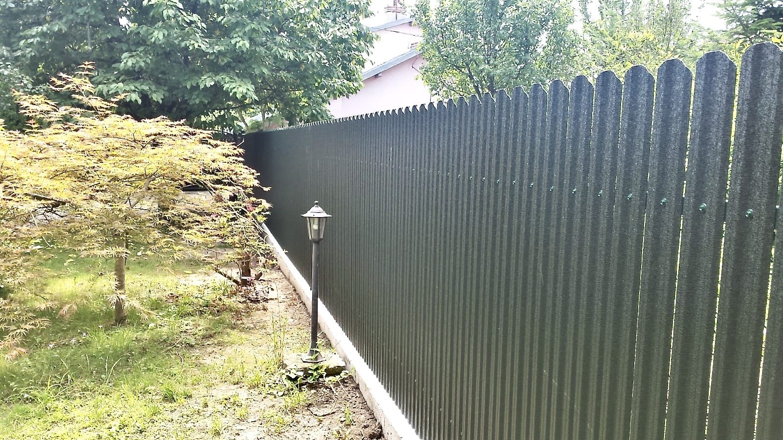 Prim-plan al modelului TISA Sipca Metalica cu finisaj de Hi-Mat în culoare Verde Pin, RAL 6005, disponibil pe www.sipca.ro, fabricat de Top Profil Sistem.