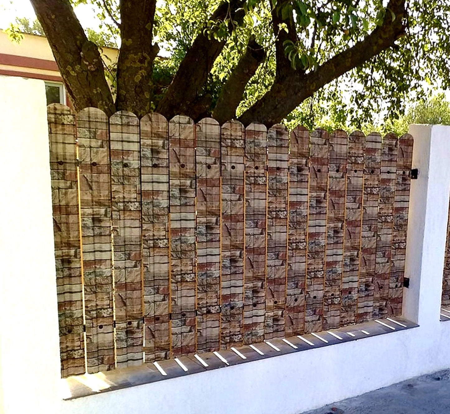 Prim-plan al modelului TISA Sipca Metalica cu finisaj de Imitație Piatra în culoare Zid Granit, disponibil pe www.sipca.ro, fabricat de Top Profil Sistem.